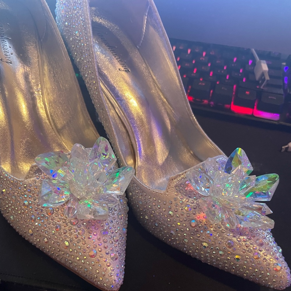 gorgeous!! Cinderella pumps -Yanxhuixing size 9.5 never worn